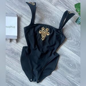 Vintage LaBlanca elegant classy gold emblem one piece w shoulder appliqué Size 6